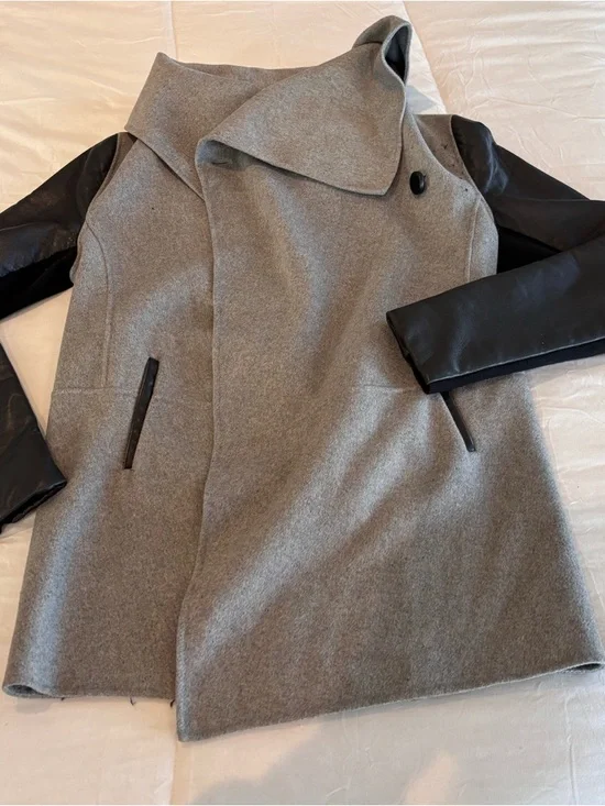 Mackage Wool Coat M
Grey Leather Trim Embellishment & Pointed Collar - Picture 6 of 6